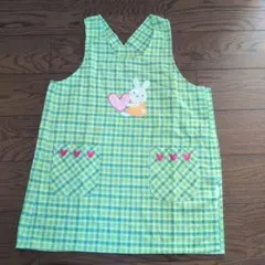 未使用　保育士エプロン　ウサギとハートの刺繍エプロン