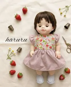 ぽぽちゃんの服　肩フリルいちご柄くすみピンク　お風呂用ぽぽちゃんの服のサムネイル