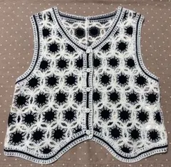 新品タグ付きニットベストレディースLサイズアイボリー黒色ブラックノーカラーベスト