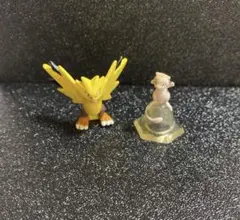 ポケモン フィギュア 当時物 サンダー モンコレ ／ ミュウ 台座付き セット