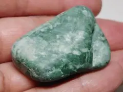白×明るい緑］糸魚川翡翠 原石 28.8g - メルカリ