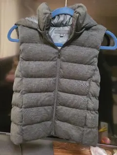 ユニクロ　フード付き ダウンベスト レディース　黒　ブラック　フード取り外し可