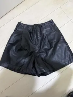 黒レザーショートパンツ タック入り