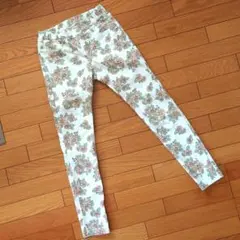 GU ジーユー　花柄スキニーパンツ　レギパン　ホワイト　白　表記M・実寸S相当