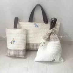 手刺繍入ちっちゃなぺたんこトートバック【つばめさんとシロツメクサ