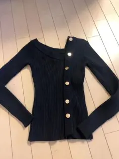 ブラック　リブ編み長袖ニット　ゴールドボタン