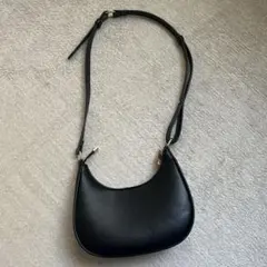 黒いスムースレザーショルダーバッグ