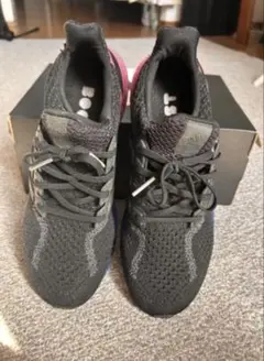 adidas UltraBoost ブラック/ピンク