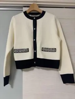 美品⭐︎JUSGLITTY ビジュー付き長袖カーディガンのサムネイル