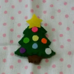 クリスマスツリーのブローチ☆フェルトハンドメイド