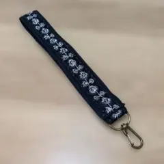 インド刺繍リボン 黒 ハンドストラップ　花柄　シルバー　ブラック　携帯ストラップ