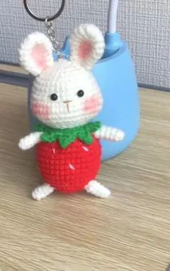 いちご型うさぎのあみぐるみキーホルダー