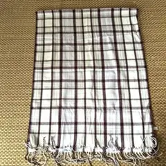 クリーム色と茶色のチェック柄ストール