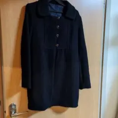 黒いボタン付きロングコート