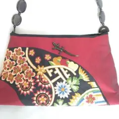 ベトナム刺繍 赤ハンドバッグ パーティーバッグ ヤモリ VIVIENNETAMのサムネイル