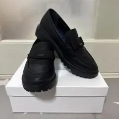 ブラックレザー ローファー ストラップ付き