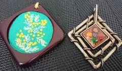 B 大ぶり ペンダントトップ 2点セット ミモザ 刺繍 陶器 七宝焼 花柄