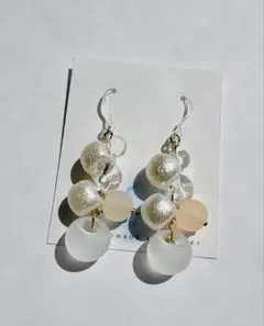 ハンドメイドピアス　鈴丸ビーズ　淡いオレンジ