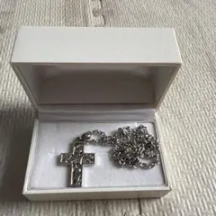 最終値下げ❣️【新品未使用】Ryu Siwon SWAROVSKIクロスネックレスのサムネイル