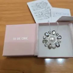 【専用】新品　未使用　タグ付　TO BE CHIC 花形ブローチ 　パール　箱有