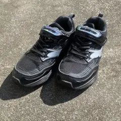 キッズスニーカー ブラック/シルバー ベルクロ式　スキルシューター　防水