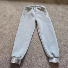 キッズ用グレーR刺繍パンツ　120