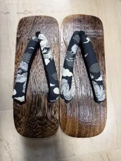 【新品 未使用】メンズ 木製下駄 黒地に白模様 28.0