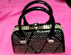 金ピカの派手なスタッズ装飾エナメルバッグ