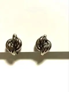 ツイストデザイン シルバー色 イヤリング