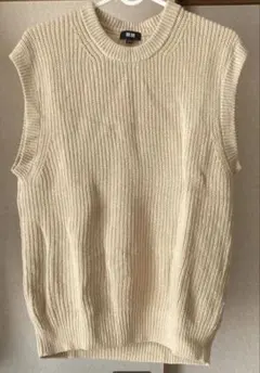 ユニクロ ベストセーター ベージュ