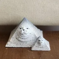 アザラシ ピラミッド型置物