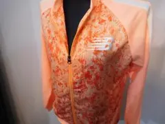 新品　ニューバランス　運動用ジャージ　店頭で　とても売れています