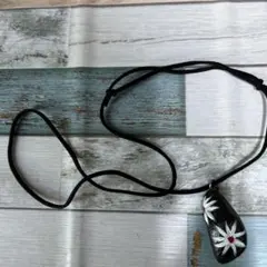 手作りの黒い星模様ネックレス