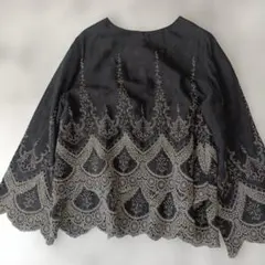 美品 アンズ 配色カットワーク 刺繍 2段 フリル ブラウス ブラック 黒