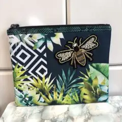 新品　ハチ　ビジューポーチ