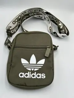 adidas オリーブグリーン サコッシュ