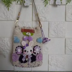 ウサギと花モチーフのスマホショルダーバッグ