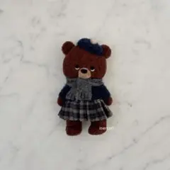 り*こ様 羊毛フェルト　ハンドメイド　くまさんブローチ　ネイビーベレー帽