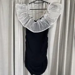 フリル付き黒タイトドレス
