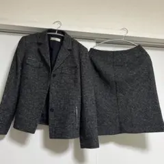 グレー系ジャケットとスカートセットアップ