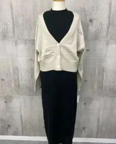 ロゴ刺繍ショートカーディガン × ノースリーブリブニットワンピース