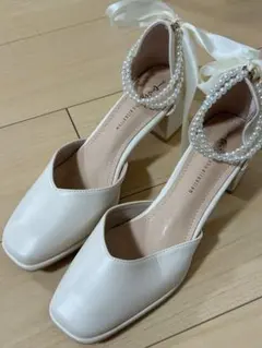ホワイト パール付きリボン パンプス