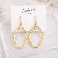 揺れるゴールドピアス 変形フープ 上品 大人可愛い 高見え ハンドメイド