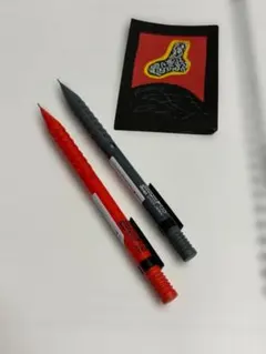 【現行品・将来期待・２本セット】ぺんてる/スマッシュ0.5/レッド＋ダークグレーのサムネイル