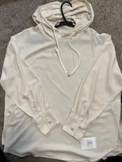 Praia Studio フード付き長袖シャツ