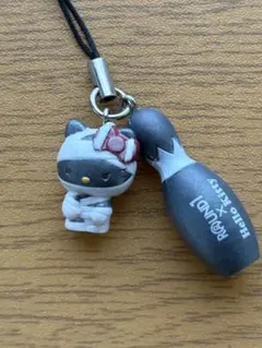 ROUND1 × Hello Kitty 宇宙人キティ ストラップ - メルカリ