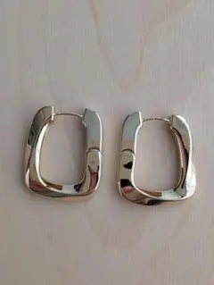 ゴールド スクエア型フープピアス