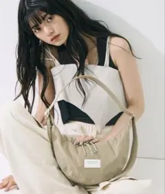 beautiful people ナイロンムーンショルダーバッグ　ベージュのサムネイル