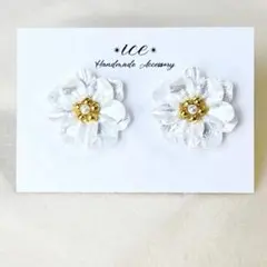 918◆ホワイト　フラワーカボション　大ぶり　ハンドメイド　ピアス　イヤリング