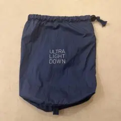 紺色UNIQLO ULTRA LIGHT DOWN 衣類圧縮袋